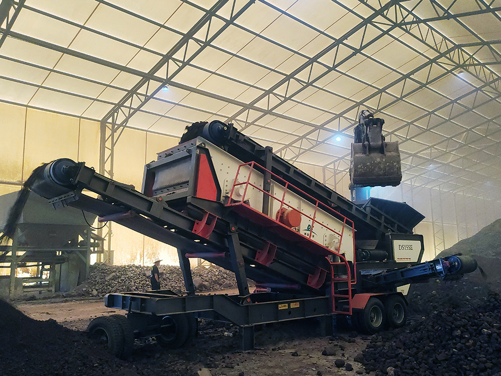 德森移動(dòng)篩分車.jpg 德森移動(dòng)篩分車